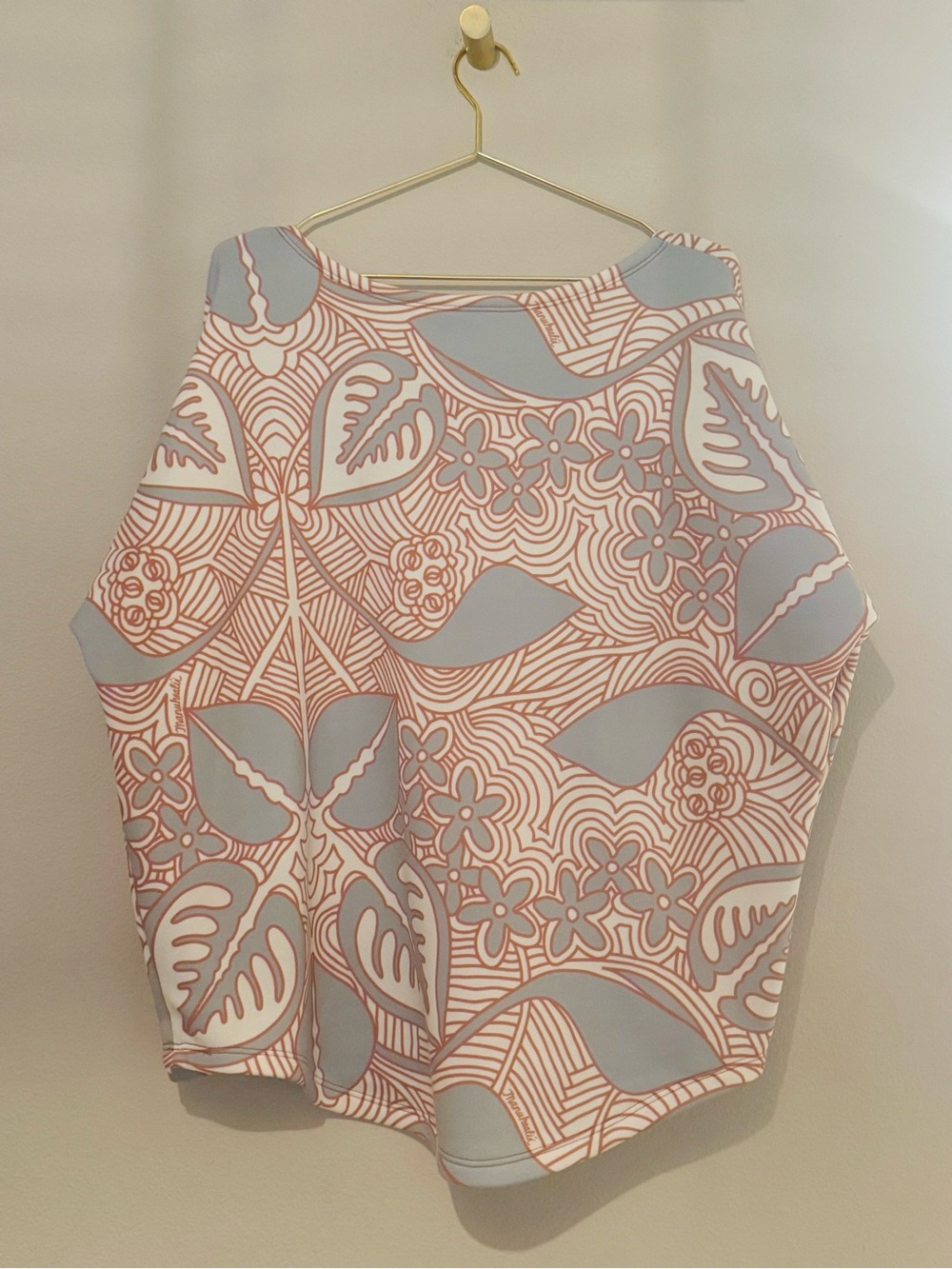 Manuhealii Long Sleeve Floral Geo Print Top in Gray and Peach - Picture 2 of 6